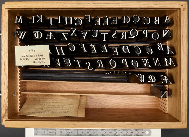 Boîte de poinçons typographiques : Grandjean corps 40, initiales