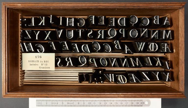 Boîte de poinçons typographiques : Grandjean corps 13, initiales