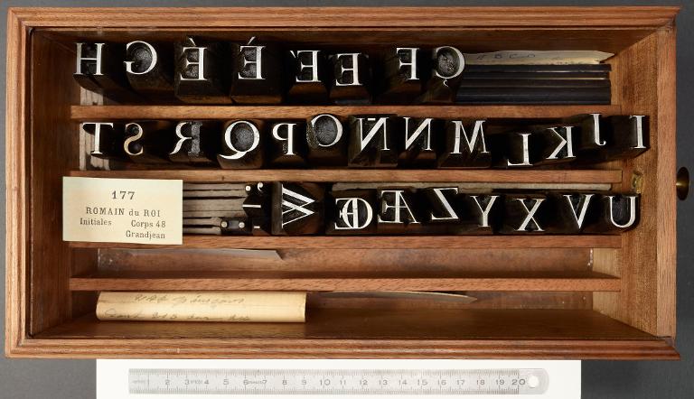 Boîte de poinçons typographiques : Grandjean corps 48, initiales