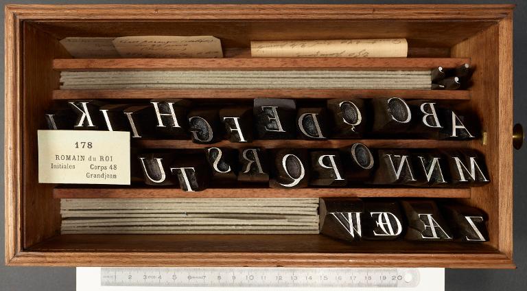 Boîte de poinçons typographiques : Grandjean corps 48, initiales