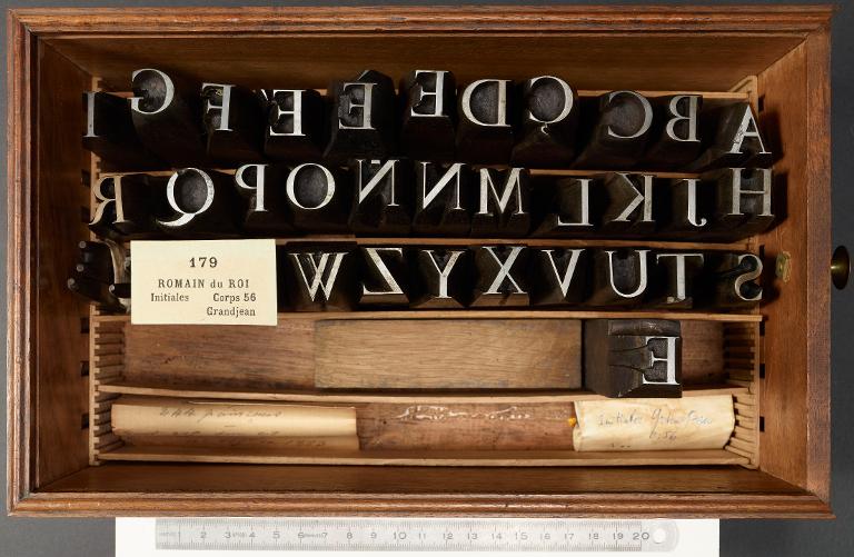 Boîte de poinçons typographiques : Grandjean corps 56, initiales