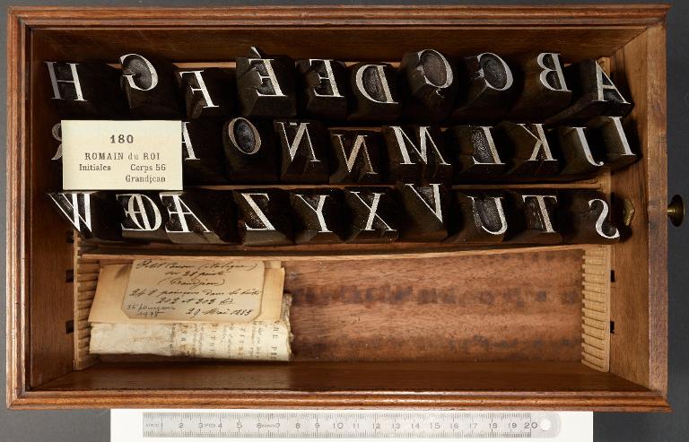 Boîte de poinçons typographiques : Grandjean corps 56, initiales