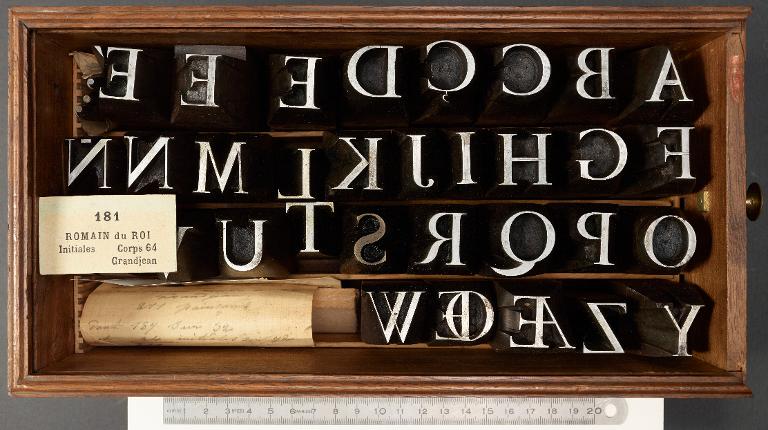 Boîte de poinçons typographiques : Grandjean corps 64, initiales