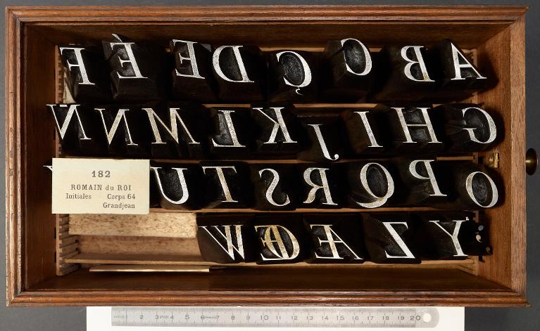 Boîte de poinçons typographiques : Grandjean corps 64, initiales