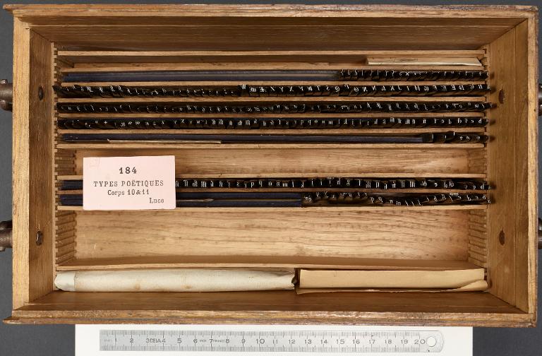 Boîte de poinçons typographiques : Luce