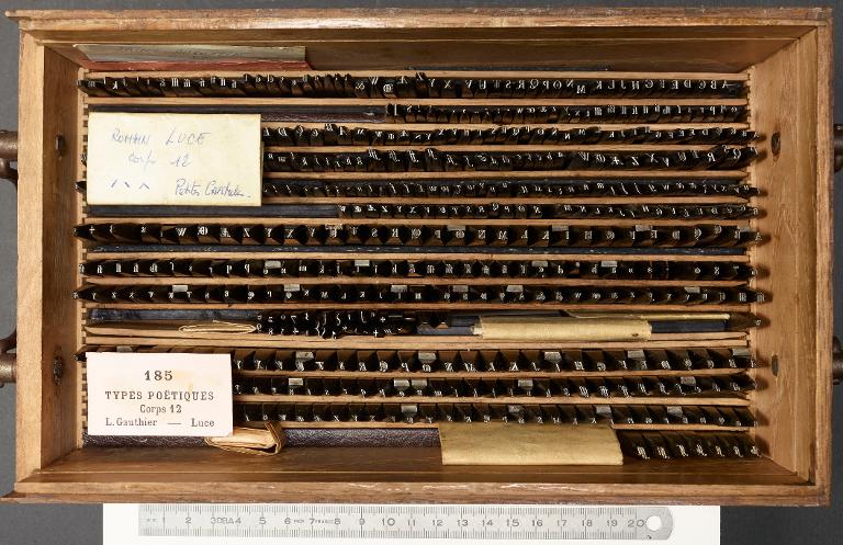 Poinçons typographiques : Luce corps 12