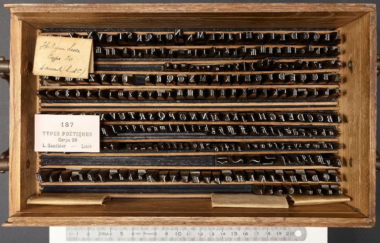 Boîte de poinçons typographiques : Luce corps 20