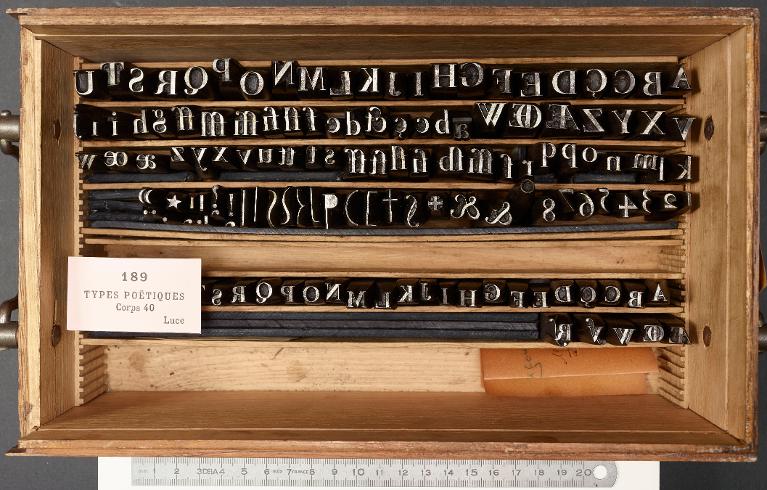Boîte de poinçons typographiques : Luce corps 40
