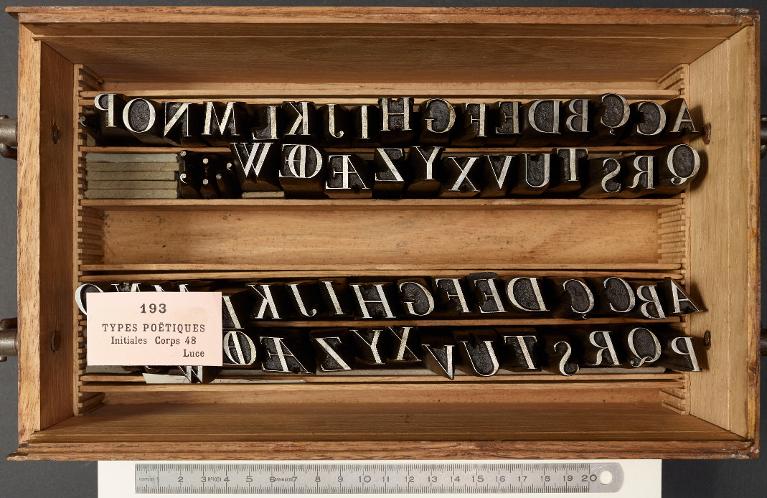 Boîte de poinçons typographiques : Luce corps 48, initiales