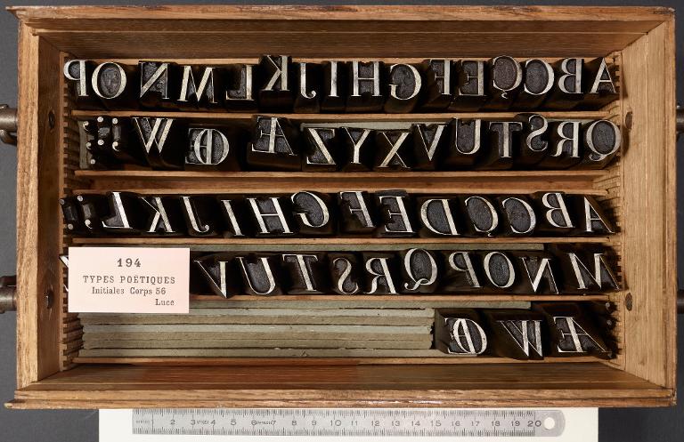 Boîte de poinçons typographiques : Luce corps 56, initiales