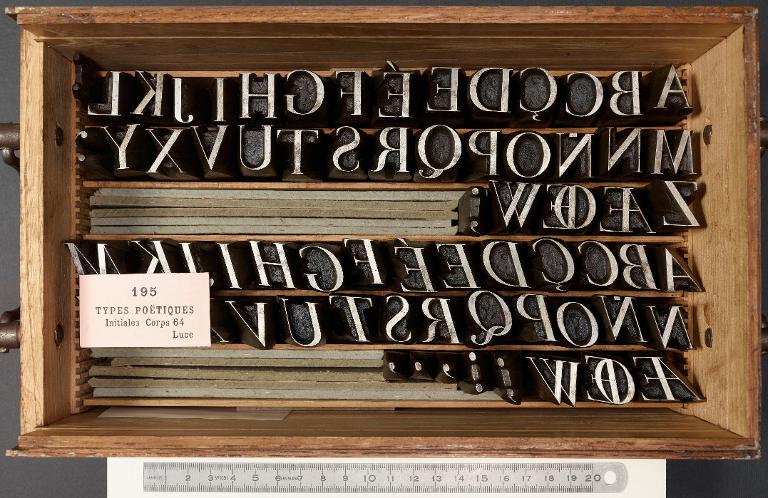 Boîte de poinçons typographiques : Luce corps 64, initiales