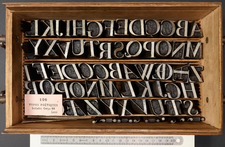 Boîte de poinçons typographiques : Luce corps 80, initiales