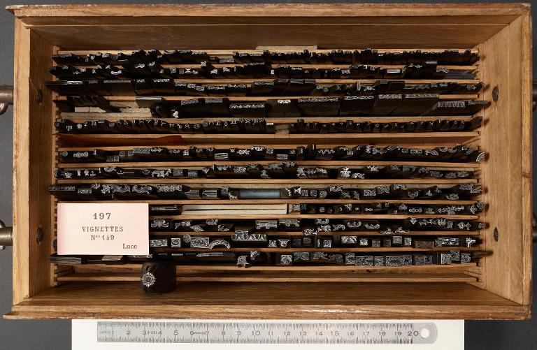 Boîte de poinçons typographiques : ornement, vignettes Luce