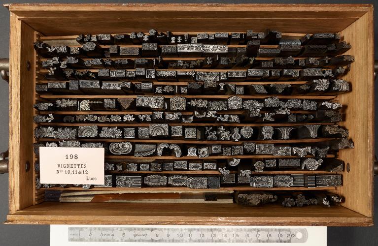 Boîte de poinçons typographiques : ornement, vignettes Luce