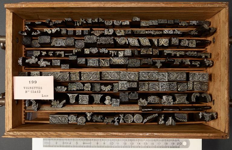 Boîte de poinçons typographiques : ornement, vignettes Luce