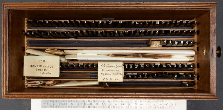 Boîte de poinçons typographiques : Grandjean corps 16