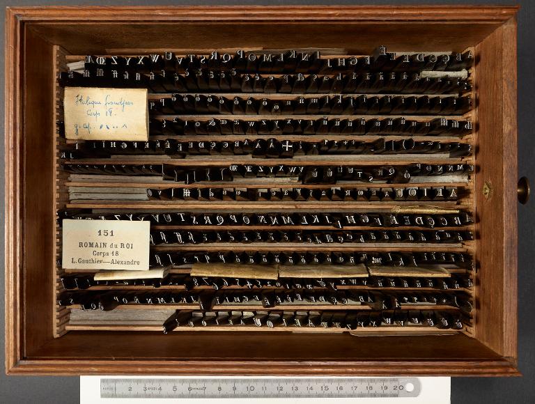 Boîte de poinçons typographiques : Grandjean corps 18