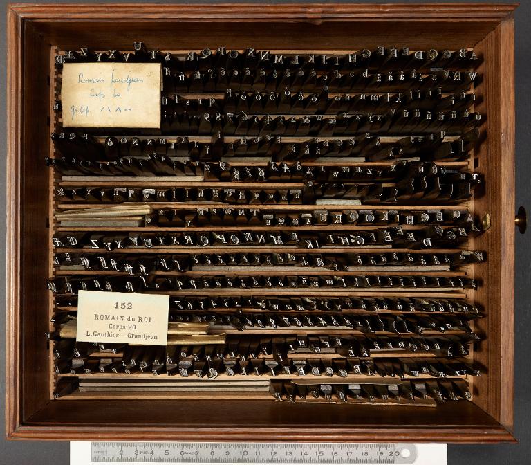 Boîte de poinçons typographiques : Grandjean corps 20