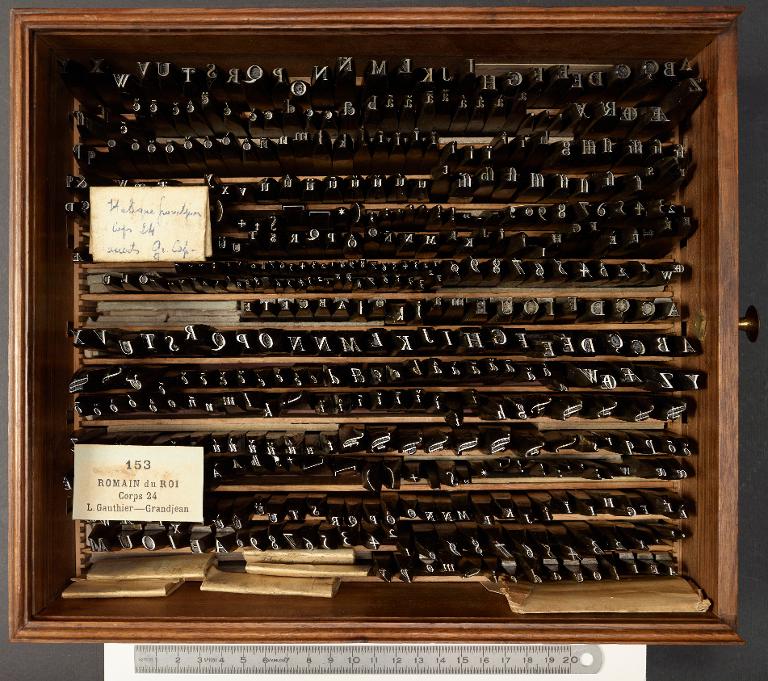 Boîte de poinçons typographiques : Grandjean corps 24