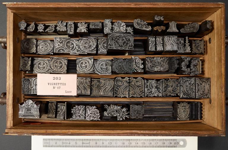 Boîte de poinçons typographiques : ornement, vignettes Luce