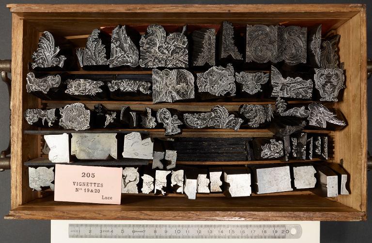 Boîte de poinçons typographiques : ornement, vignettes Luce