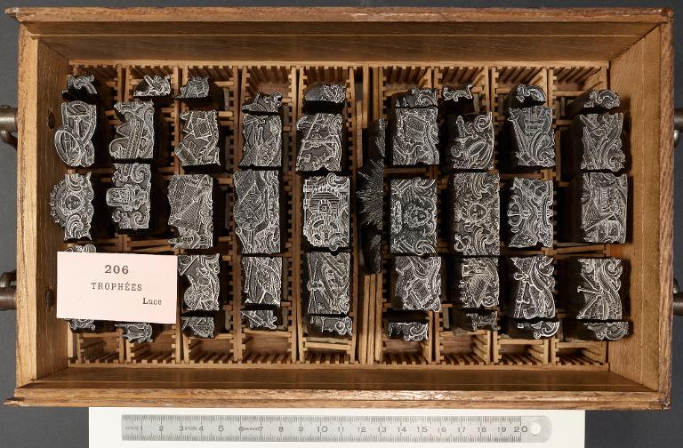 Boîte de poinçons typographiques : ornement, vignettes Luce