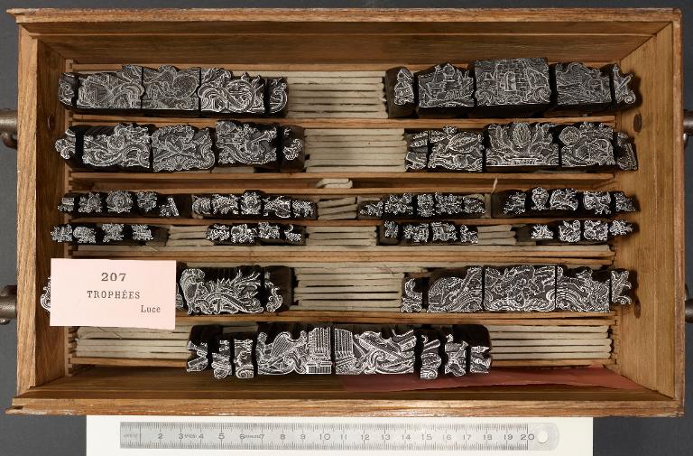 Boîte de poinçons typographiques : ornement, vignettes Luce