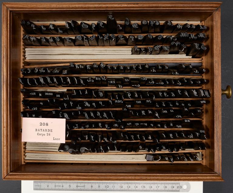 Boîte de poinçons typographiques : bâtarde corps 24