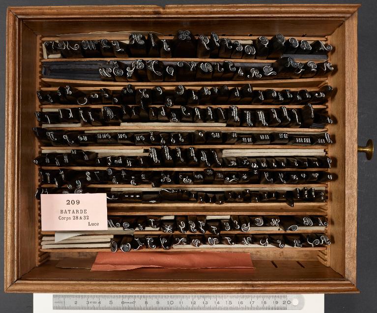 Boîte de poinçons typographiques : bâtarde