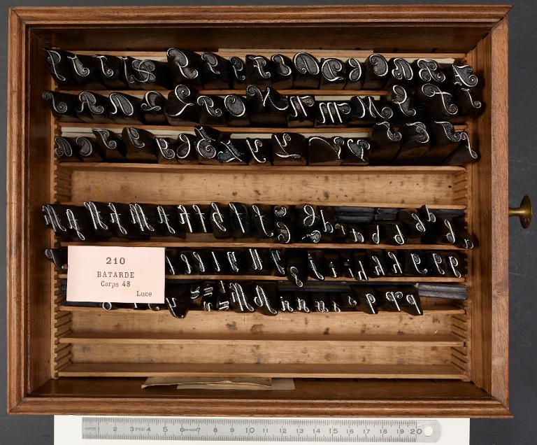 Boîte de poinçons typographiques : bâtarde corps 48