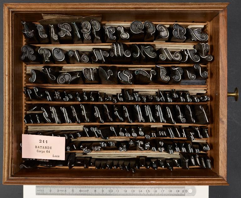 Boîte de poinçons typographiques : bâtarde corps 64