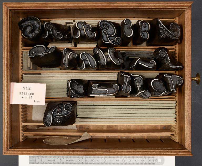 Boîte de poinçons typographiques : bâtarde corps 96, initiales d'écriture