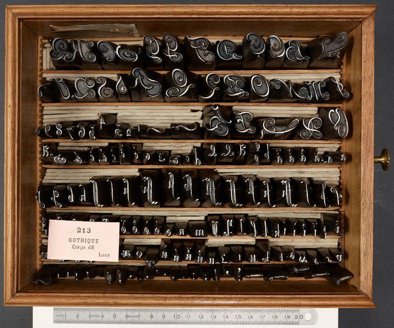 Boîte de poinçons typographiques : gothique corps 48