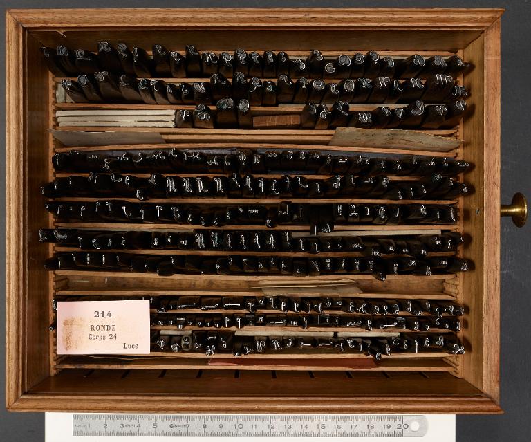 Boîte de poinçons typographiques : ronde corps 24