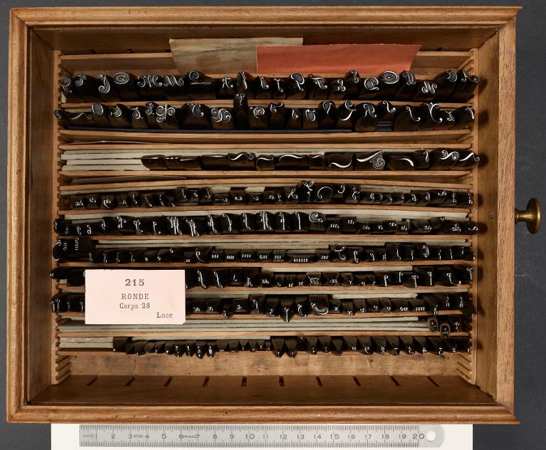 Boîte de poinçons typographiques : ronde corps 28