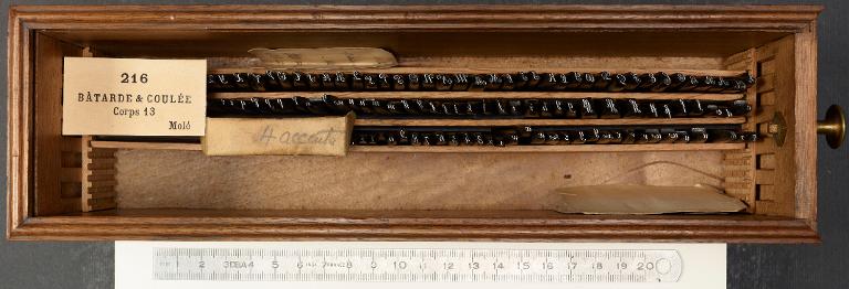 Boîte de poinçons typographiques : bâtarde corps 13