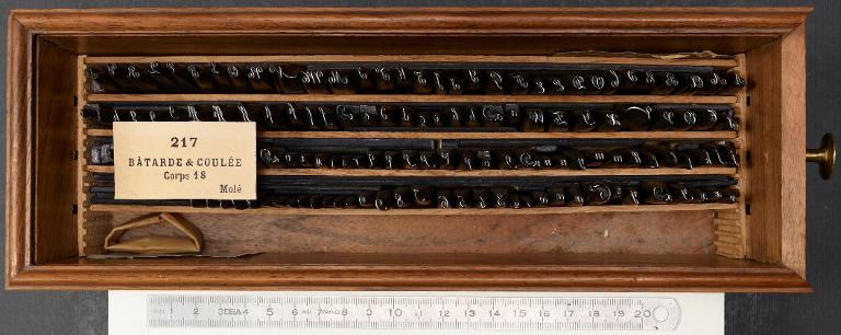 Boîte de poinçons typographiques : bâtarde corps 18