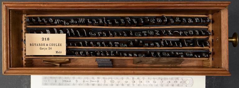 Boîte de poinçons typographiques : bâtarde corps 24