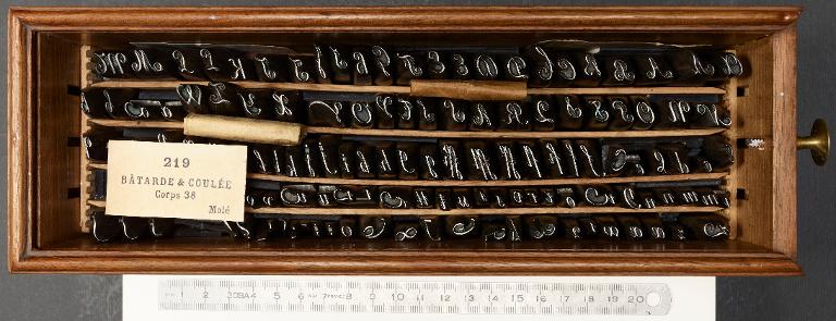 Boîte de poinçons typographiques : bâtarde corps 38