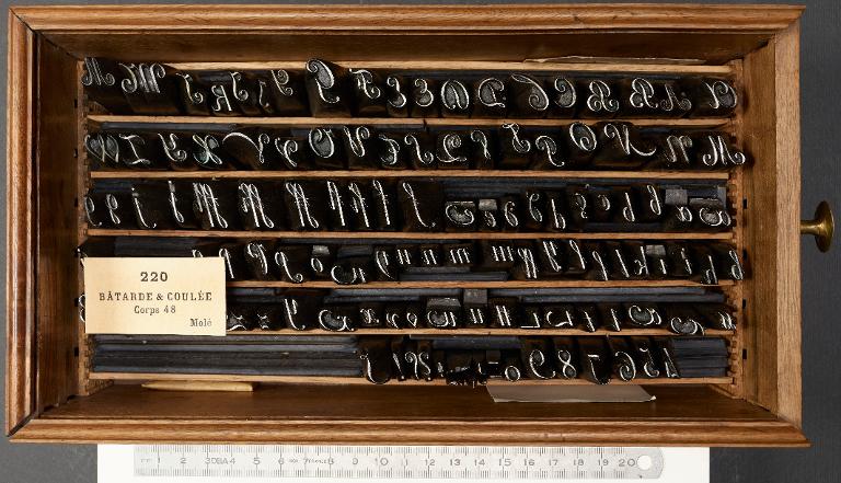 Boîte de poinçons typographiques : bâtarde corps 48