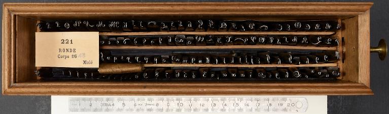 Boîte de poinçons typographiques : ronde corps 18