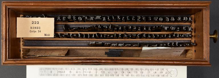 Boîte de poinçons typographiques : ronde corps 24