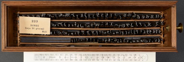 Boîte de poinçons typographiques : ronde corps 24