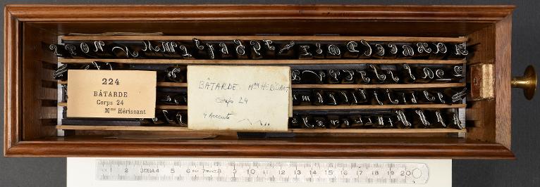 Boîte de poinçons typographiques : bâtarde corps 24