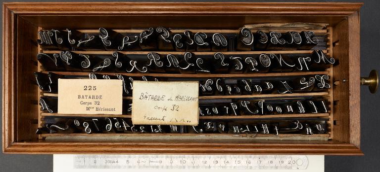 Boîte de poinçons typographiques : bâtarde corps 32
