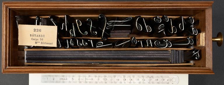 Boîte de poinçons typographiques : bâtarde corps 56