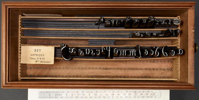 Poinçons typographiques : gothique corps 24