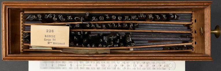 Boîte de poinçons typographiques : ronde corps 20