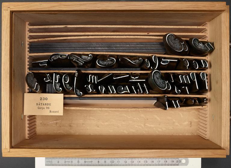 Boîte de poinçons typographiques : bâtarde corps 96