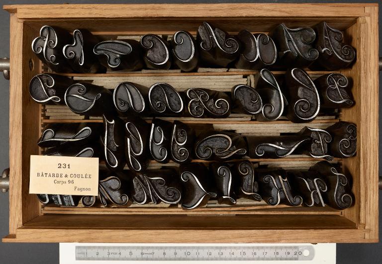 Boîte de poinçons typographiques : bâtarde corps 96